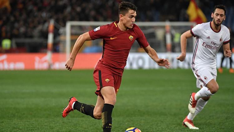 Gelandang AS Roma, Cengiz Under, saat tampil melawan AC Milan. Copyright: INDOSPORT