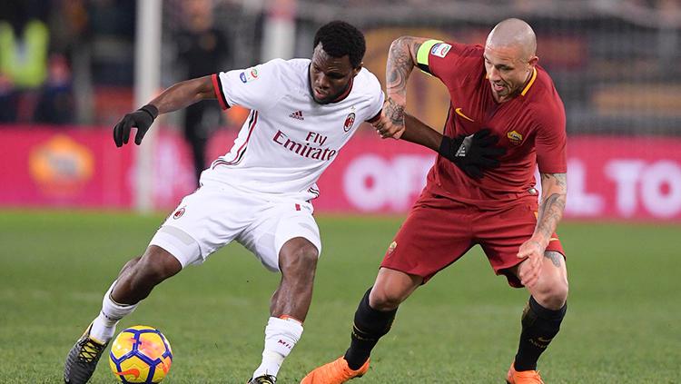 Frank Kessie dan Radja Nainggolang berebut bola. Copyright: AS Roma