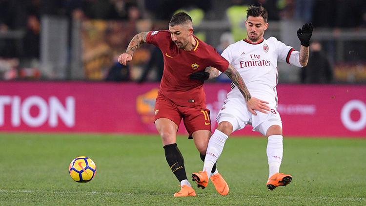 Kolarov yang tengah coba dijegal oleh Suso. Copyright: AS Roma