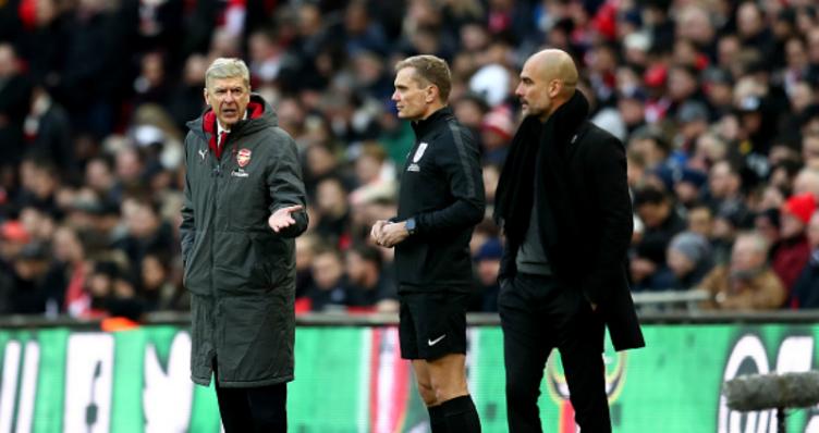 Arsene Wenger sedang bertanya kepada Graham Scott Copyright: Getty Image