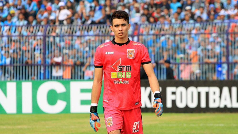 Kiper Borneo FC, Nadeo Argawinata saat menjalani laga pada musim lalu.