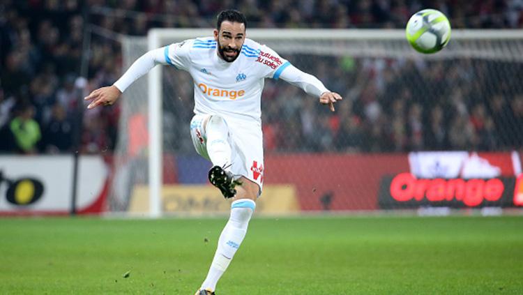 Adil Rami saat mengeksekusi bola. Copyright: INDOSPORT