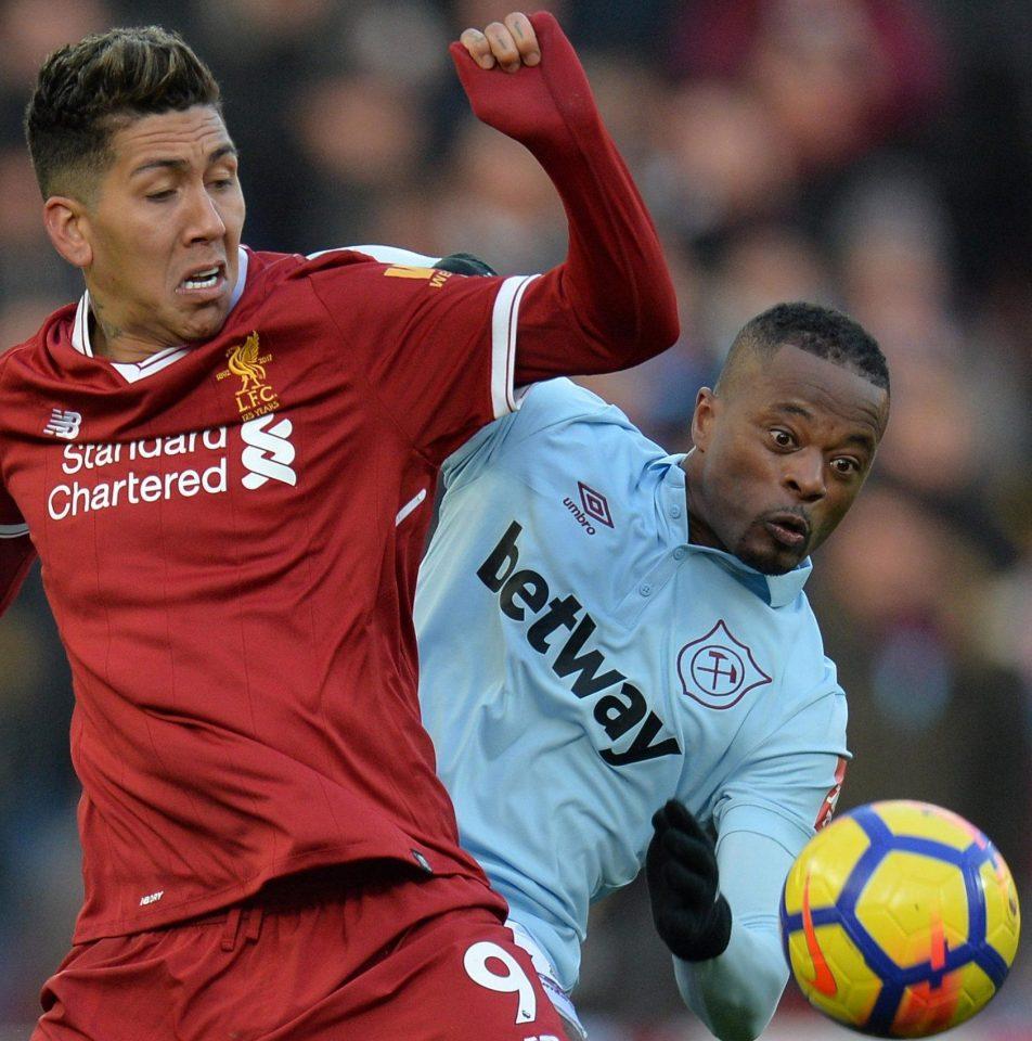 Evra berebut bola dengan Firmino Copyright: thesun.co.id
