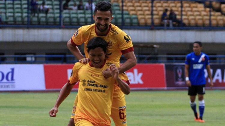 Manu Jalilov dan Adam Alis pencetak gol saat melawan Madura United. - INDOSPORT