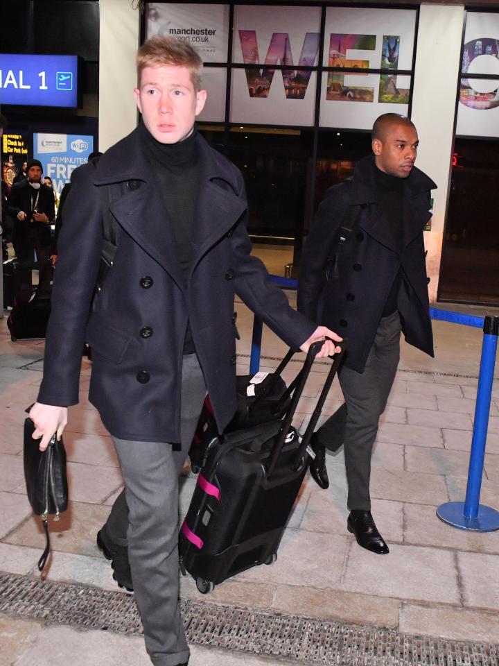 Kevin de Bruyne dan Fernandinho berjalan di Bandara. Copyright: thesun.co.uk