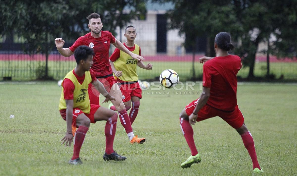 Perebutan bola pemain Persija Jakarta saat latihan memaksimalkan peluang dari bola mati. Herry Ibrahim