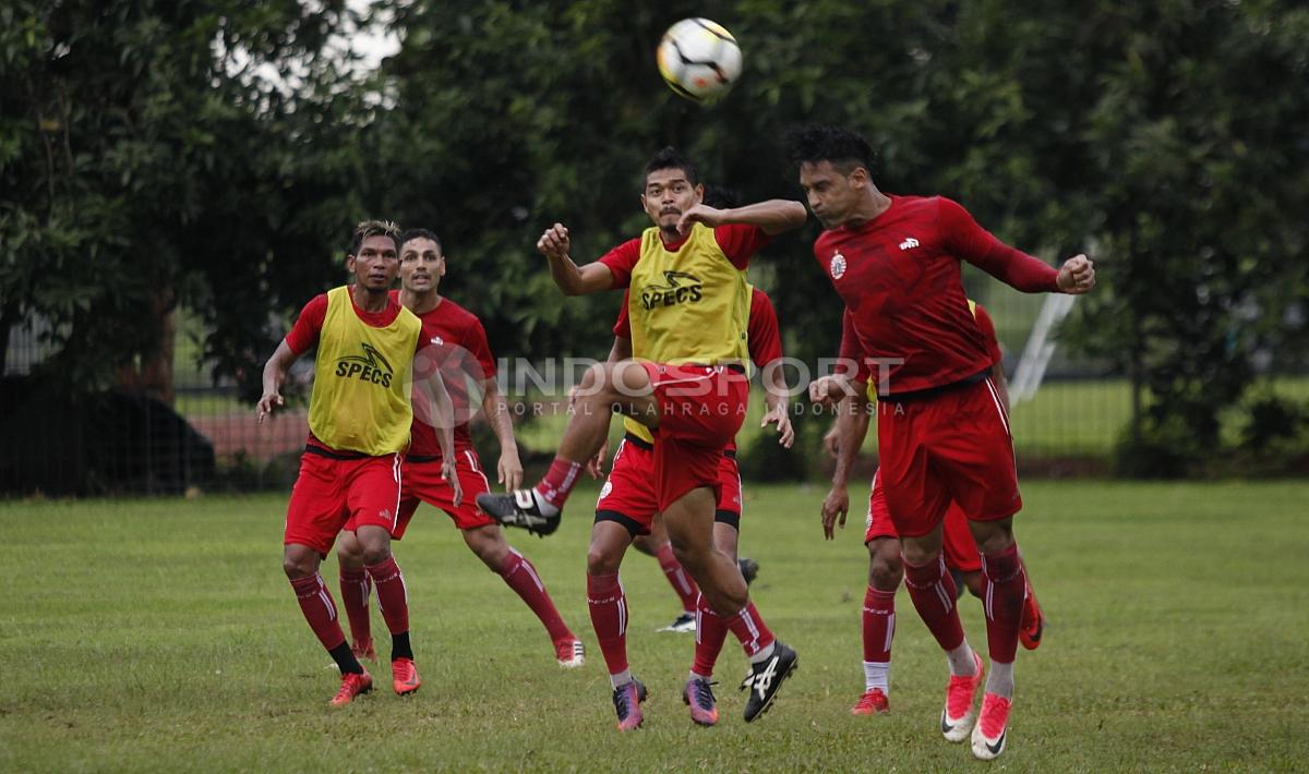 Striker Persija, Addison Alves (tengah) mencoba menyambut bola dengan sundulan. Herry Ibrahim Copyright: Herry Ibrahim/INDOSPORT