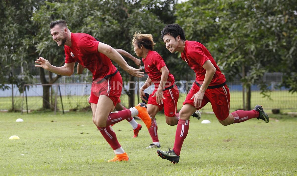 Beberapa pemain Persija Jakarta melakukan sprint. Herry Ibrahim
