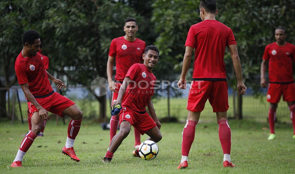 Para pemain Persija Jakarta bermain 'kucing-kucingan' sebelum melakukan latihan utama. Herry Ibrahim