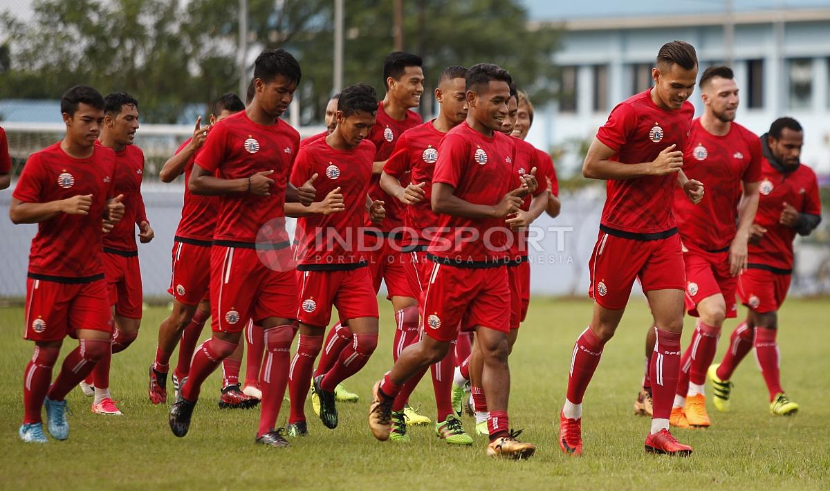 Para pemain Persija Jakarta melakukan pemanasan sebelum berlatih. Herry Ibrahim