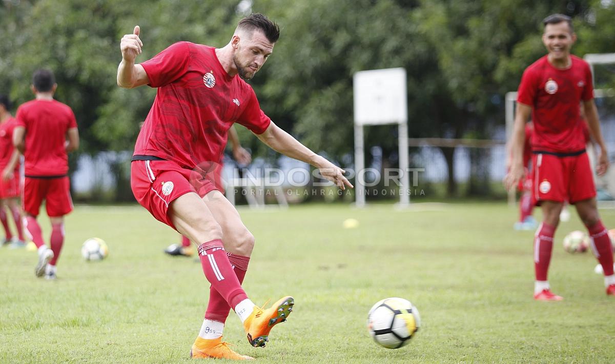 Aksi tendangan Marko Simic di dalam latihan. Herry Ibrahim Copyright: Herry Ibrahim/INDOSPORT