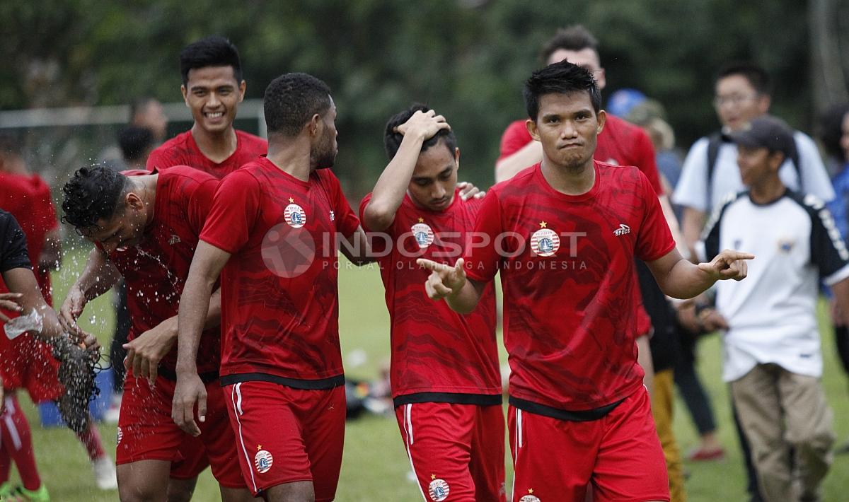 Para pemain Persija Jakarta, seperti Sandi Sute (kanan) usai melakukan latihan. Herry Ibrahim