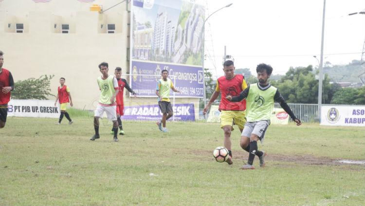 Pemain Persegres Gresik United saat latihan di Stadion Joko Samudro Copyright: Fitra Herdian/INDOSPORT