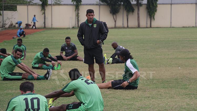 Alfredo Vera dalam sesi latihan. Copyright: Fitra Herdian/INDOSPORT