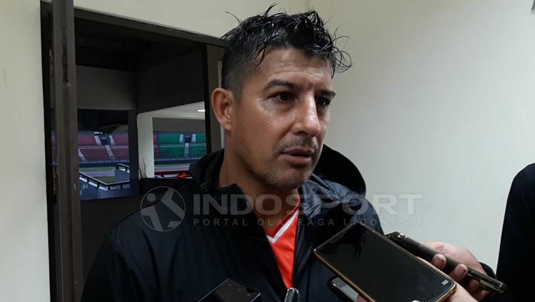 Pelatih Persebaya Surabaya, Alfredo Vera. Copyright: Fitra Herdian/INDOSPORT