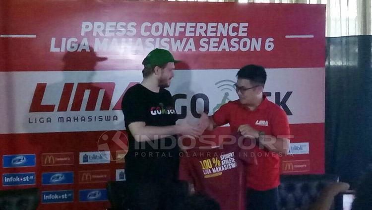 Piotr Jakubowski (Chief Marketing Officer Gojek-kiri), Ryan Ghozali (CEO Liga Mahasiwa-kanan).