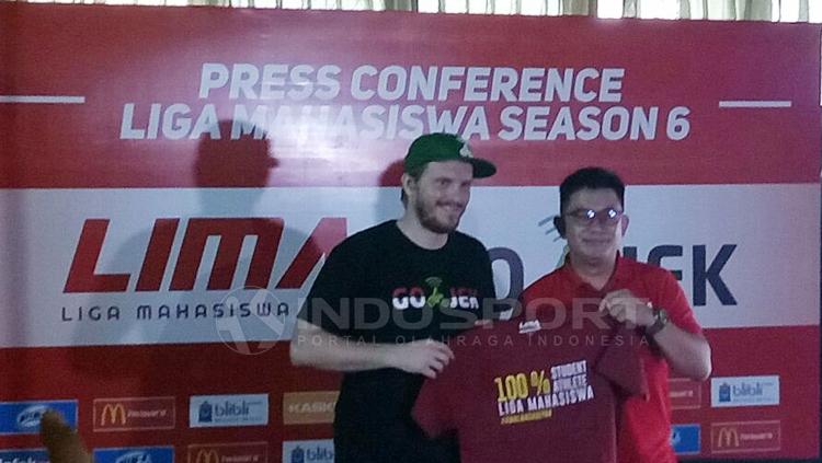 Piotr Jakubowski (Chief Marketing Officer Gojek-kiri), Ryan Ghozali (CEO Liga Mahasiwa-kanan). Copyright: Annisa Hardjanti/INDOSPORT