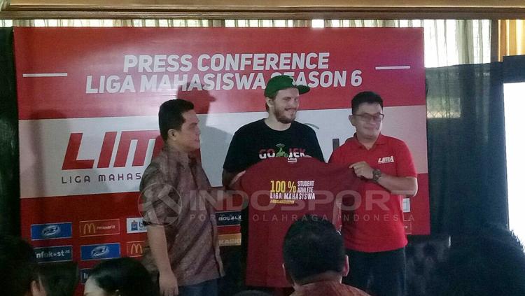 Erick Tohir (CEO Mahaka), Piotr Jakubowski (Chief Marketing Officer Gojek), Ryan Ghozali (CEO Liga Mahasiwa). Copyright: Annisa Hardjanti/INDOSPORT