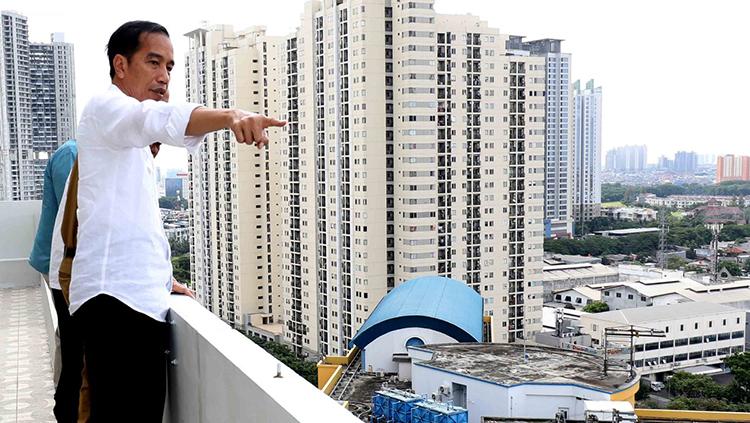 Presiden RI, Joko Widodo melalukan tinjauan langsung ke wisma atlet Kemayoran.