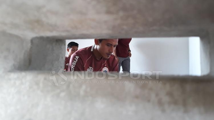 Pemain Persija Jakarta usai melakukan sholat berjamaah sebelum latihan.