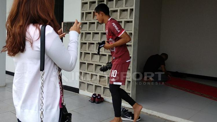 Pemain Persija Jakarta usai melakukan sholat berjamaah sebelum latihan. Copyright: Petrus Manus Da Yerimon/INDOSPORT