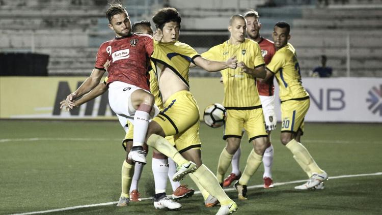 Ilija Spasojevic dikawal ketat pemain Global Cebu.