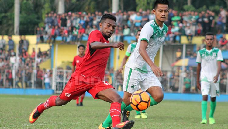 Semen Padang FC redam kekuatan PSMS Medan. Copyright: Taufik Hidayat/INDOSPORT