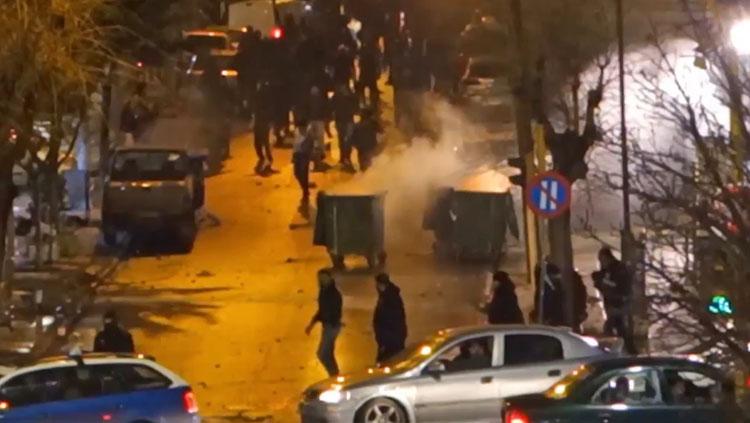 Suasana menegangkan saat suporter PAOK bentrok dengan polisi. - INDOSPORT