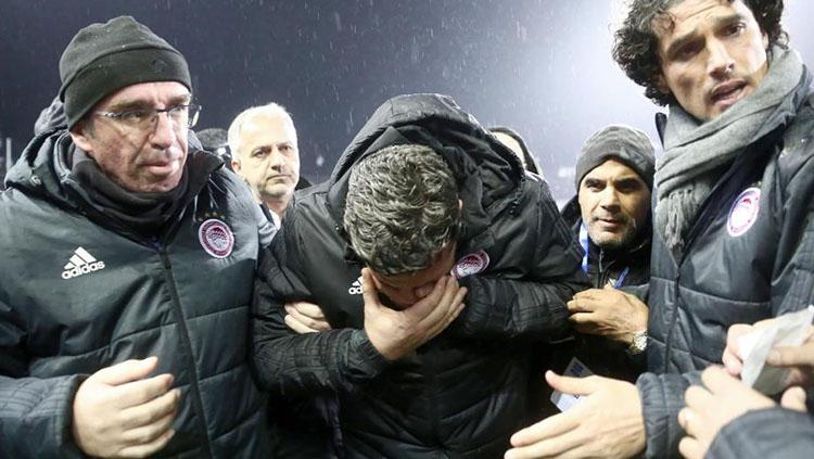 Bos Olympiacos sempat terkena lemparan benda keras dari fans PAOK. Copyright: Athena Picture Agency.