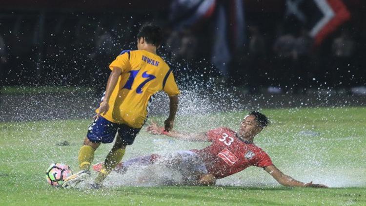 I Made Andhika Wijaya menjegal pemain Tampines Rovers, Irwan Shah. Copyright: Istimewa