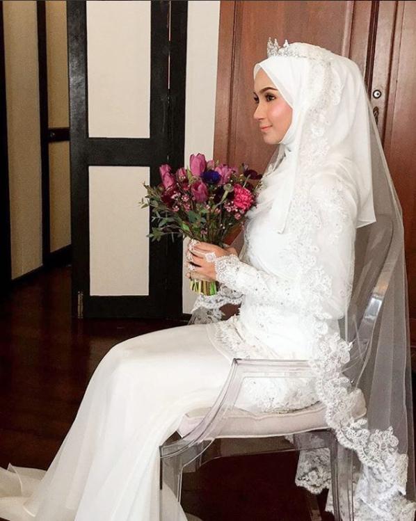 Pose Darina Kamal memakai gaun pengantin. Copyright: Instagram@Darina Kamal