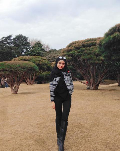 Pose cantik Darina Kamal. Copyright: Instagram@Darina Kamal