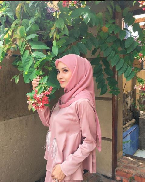 Potret senyum manis Darina Kamal. Copyright: Instagram@Darina Kamal