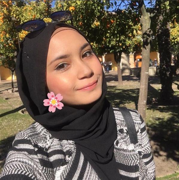 Tampil cantik Darina Kamal dengan menabahkan bungan di telinga. Copyright: Instagram@Darina Kamal