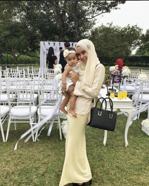 Potret Darina Kamal bersama anak kecil. Copyright: Instagram@Darina Kamal