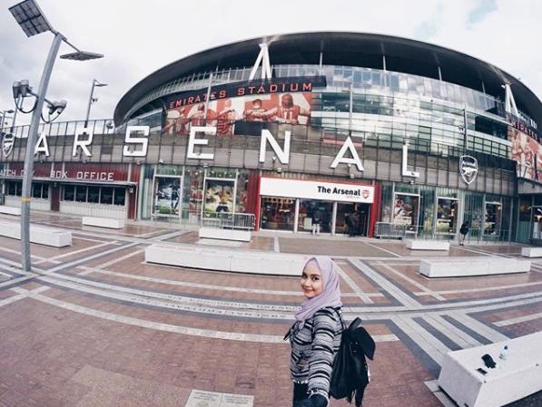 Darina Kamal saat mengunjungi Stadion Emirate. Copyright: Instagram@Darina Kamal