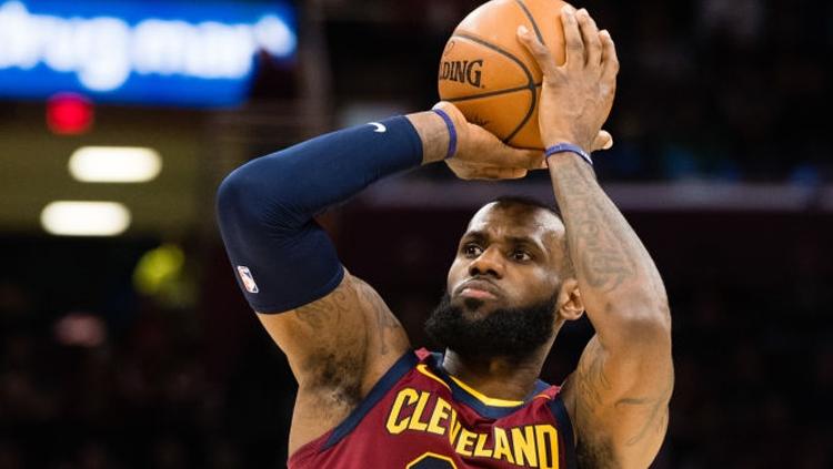 LeBron James shot bola ke arah net lawan.