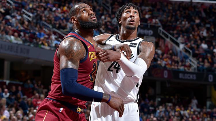 Duel LeBron James (kiri) dengan Rondae Hollis-Jefferson. - INDOSPORT