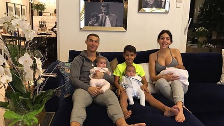 Kebersamaan Georgina Rodriguez dan Cristiano Ronaldo bersama anak-anaknya. Copyright: Instagram@GeorginaRodriguez