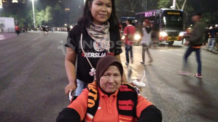 Nenek Rahma, salah satu pendukung Persija Jakarta yang berusia 73 tahun.