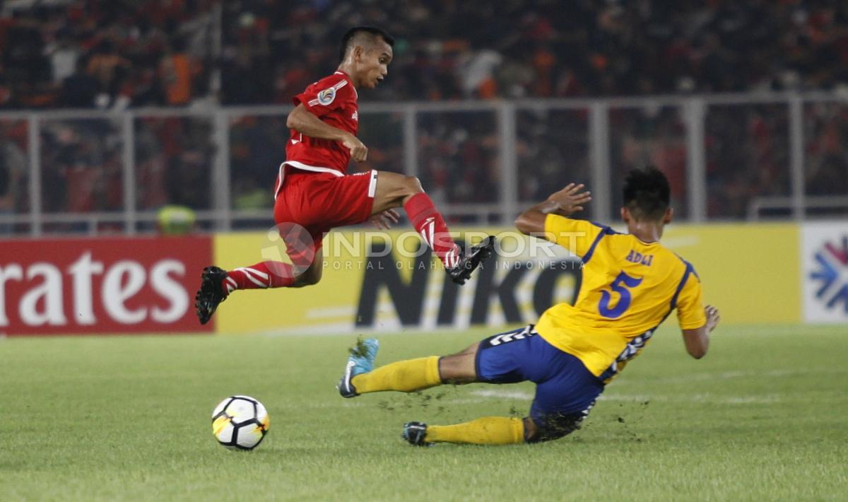 Salah satu pemain Tampines Rovers berusaha menghentikan pemain Persija Jakarta.