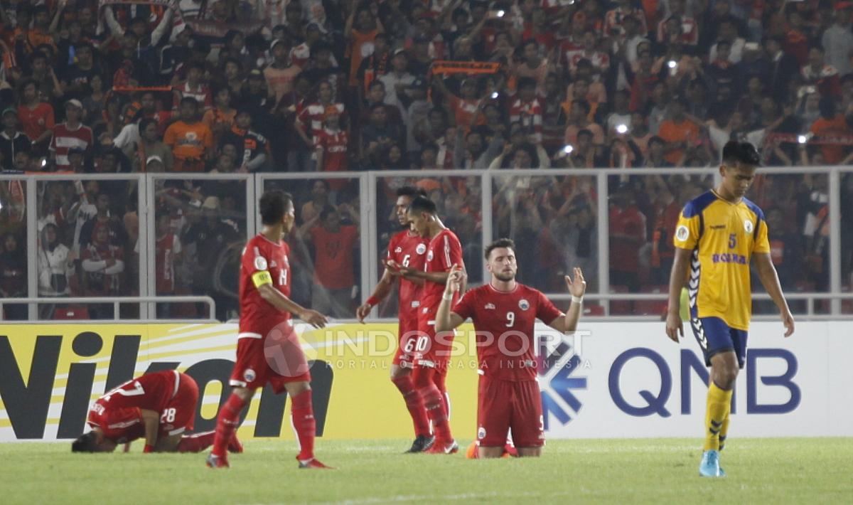 Sujud syukur pemain Persija Jakarta setelah menang 4-1 atas Tampines Rovers.