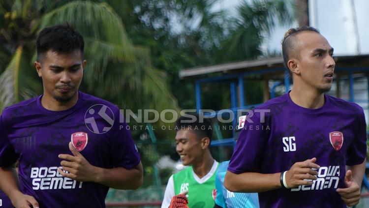 Rachmat Latief dan Muhammad Fauzan di sesi latihan PSM Makassar Copyright: Reno Firhad Rinaldi/INDOSPORT