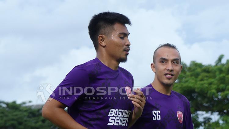Rachmat Latief dan Muhammad Fauzan di sesi latihan PSM Makassar