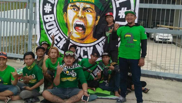 Bonek datang untuk mendukung Persebaya di semifinal Piala Gubernur Kaltim. Copyright: instagram hasan tiro