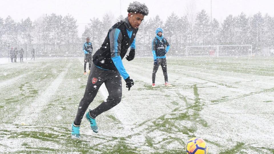 Pemain Arsenal saat latihan di lapangan bersalju. Copyright: Football265.com