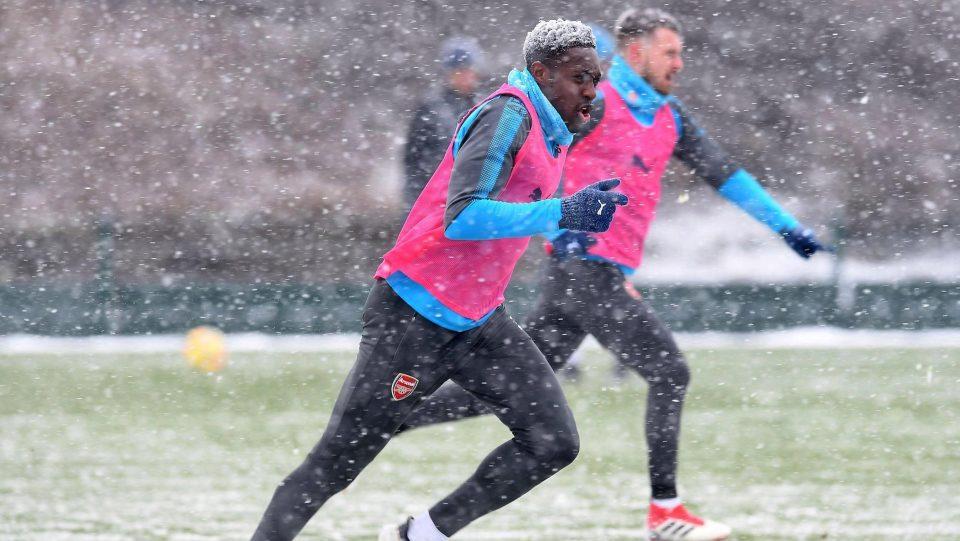 Pemain Arsenal saat latihan di lapangan bersalju. Copyright: Football265.com