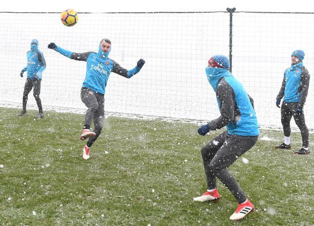 Penggawa Arsenal melakuka latihan Copyright: mirror.co.uk