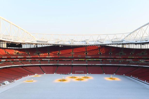 Salju turun di stadion Emirates Copyright: mirror.co.uk