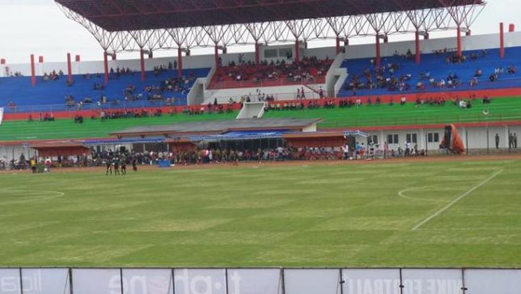 Salahsatu sudut di pinggir lapangan Stadion Sultan Agung, Blitar. Copyright: tribunnews